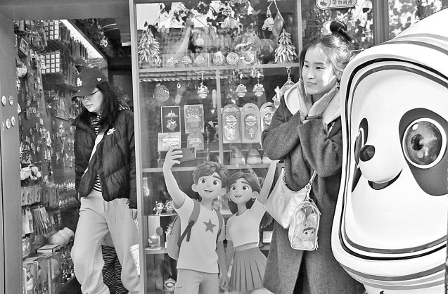 烂缦胡同，一家文创小店内外挤满了打卡留念、选购商品的游客。