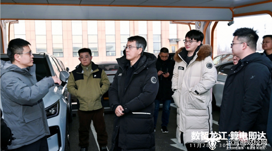 图、负责人（中）为媒体介绍城发电站建设情况