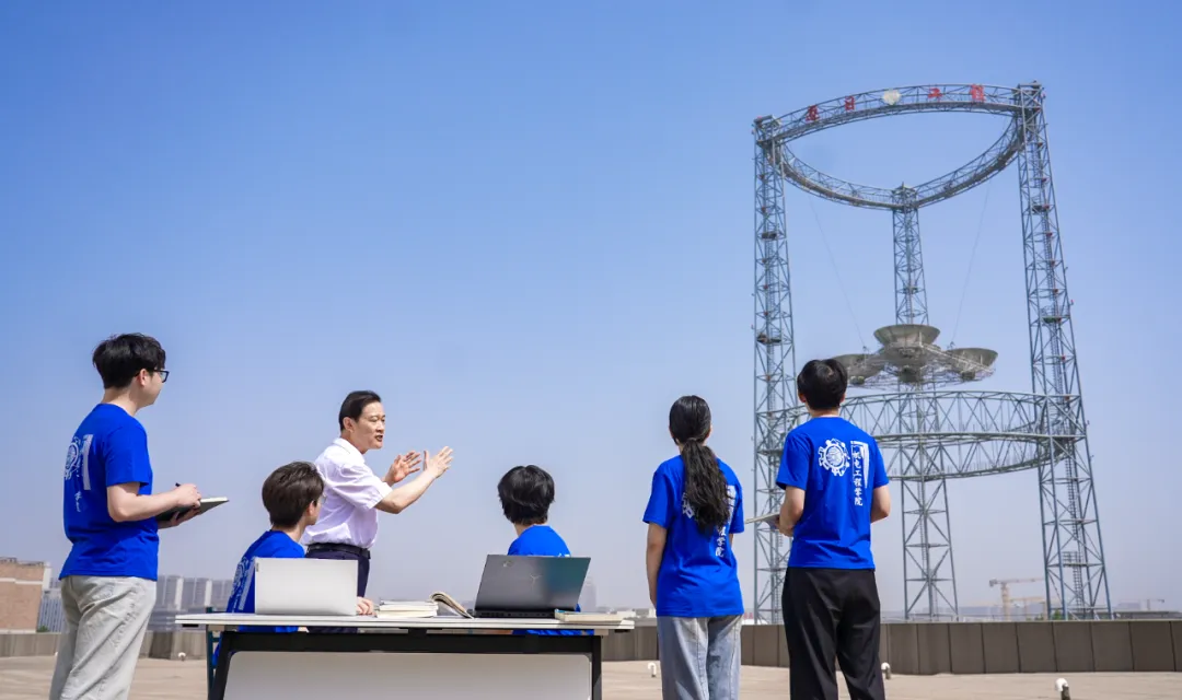​段宝岩院士在逐日工程项目场地指导学生。西安电子科技大学宣传部供图