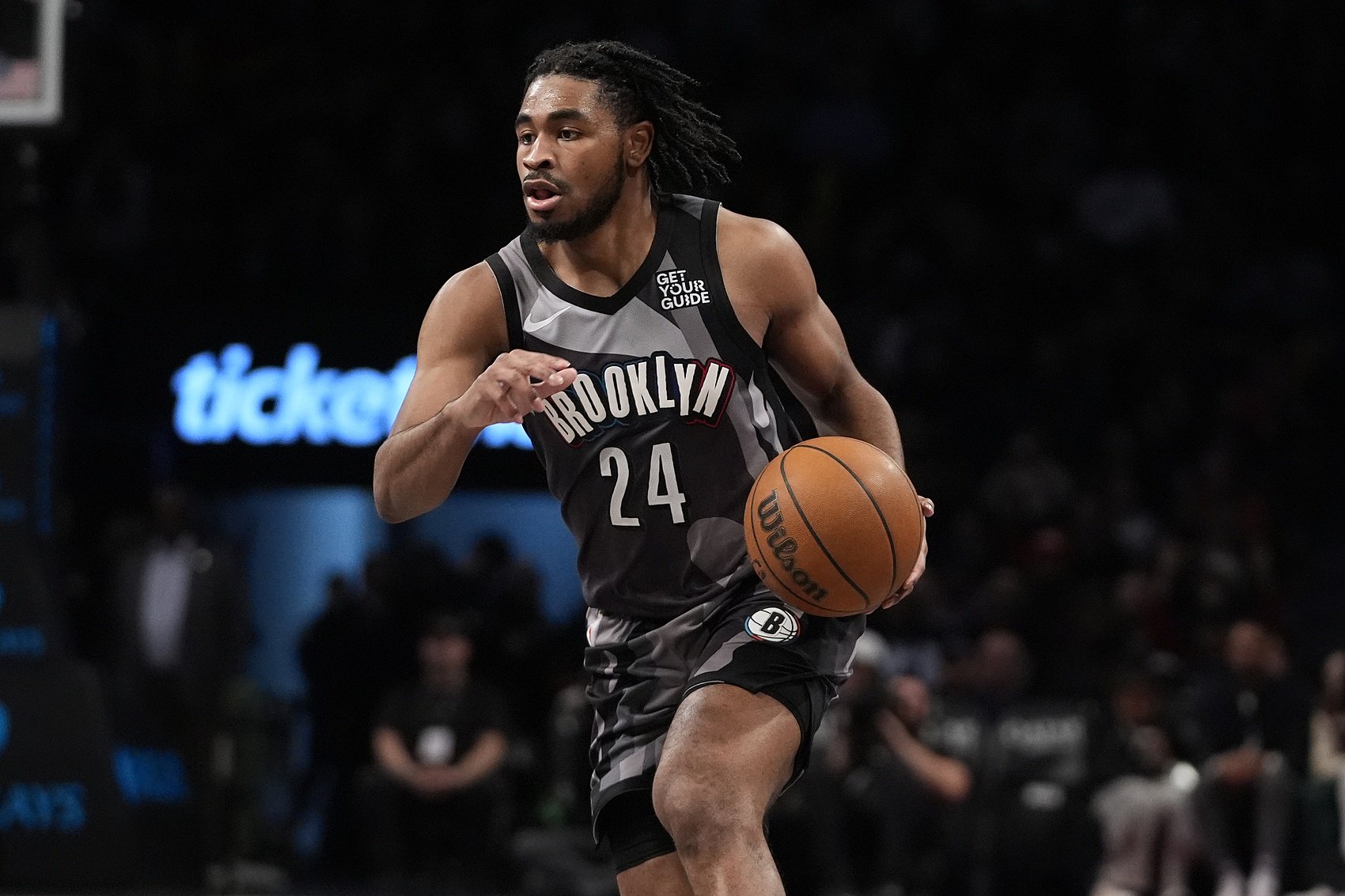 腿筋拉伤！队记：卡梅隆·托马斯本周末接受MRI检查 之后更新情况