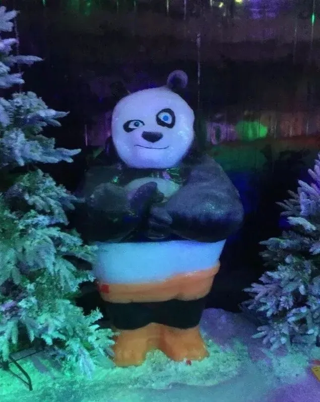 但是这样看起来冰雕就失去了原有的清透感，破坏了冰雕原本的特点，而另一种方法是用灯光照射冰雕。