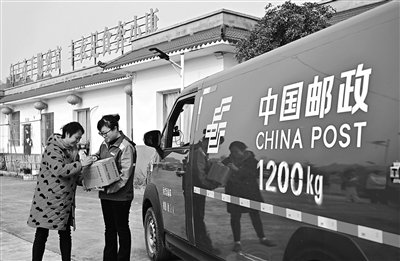 图为12月1日，在四川省眉山市仁寿县珠嘉镇三溪社区，快递员上门投送包裹。新华社发（潘帅 摄）