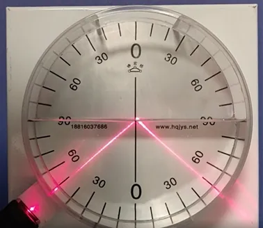 光从水中入射到空气中时，发生的全反射现象