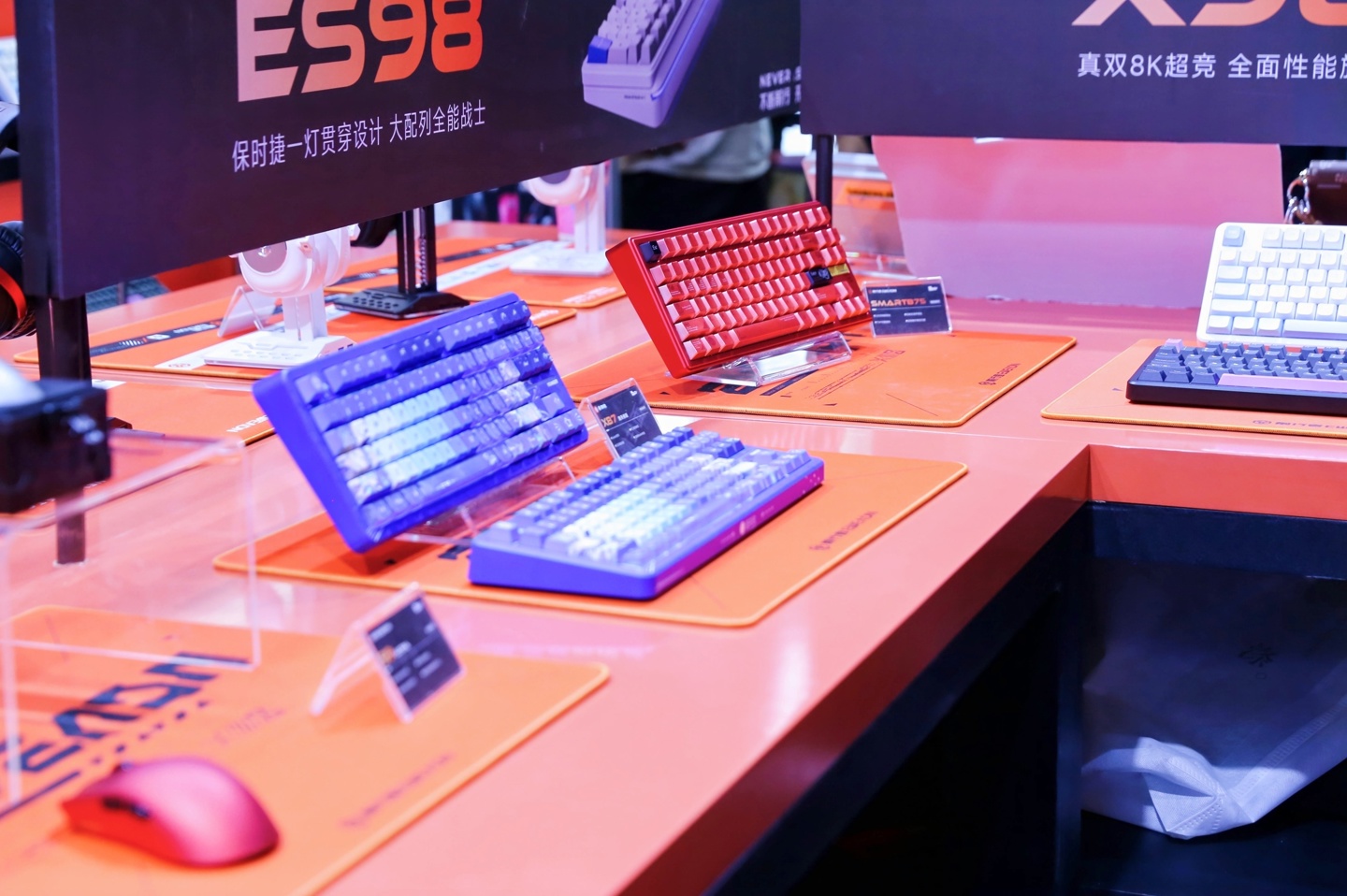 ▲ 上图中部略偏左下位置即联名键盘实物