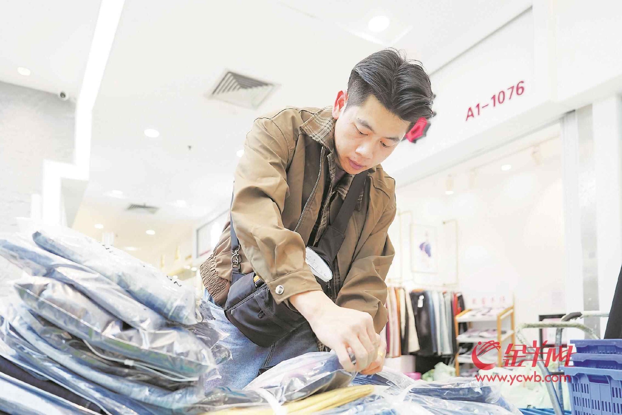 牛仔服装工人在打包衣物 羊城晚报全媒体记者 曾育文 摄