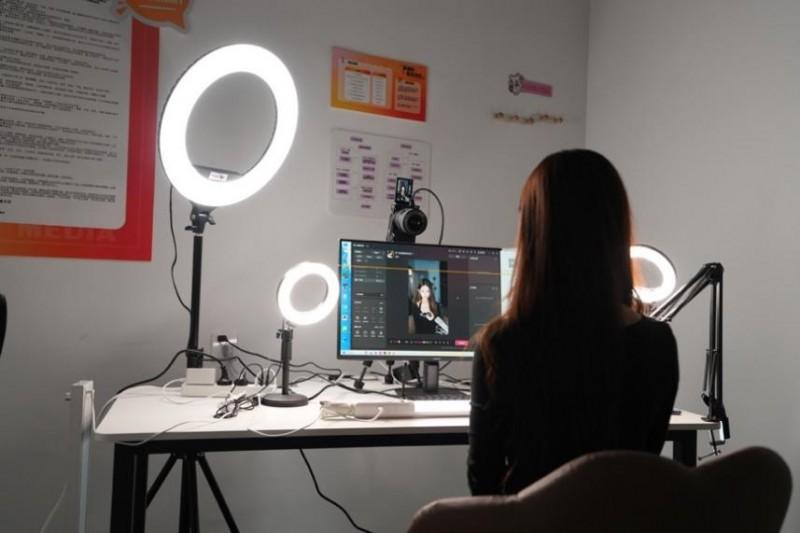 使用索尼ZV-E10M2和LED环形灯打造的个播环境