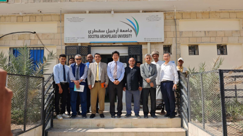 驻也门使馆临时代办邵峥广泛走访索科特拉省大中小学