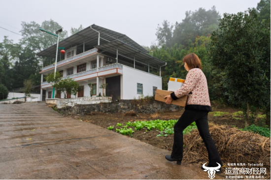 ▲刘美容为取货不便的村民提供快递送货上门服务。李雨恒▕摄