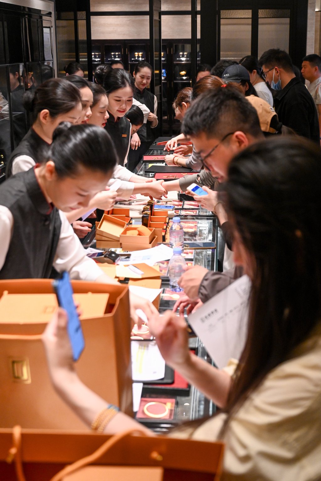 老铺黄金上海港汇恒隆广场店，顾客挑选金饰。