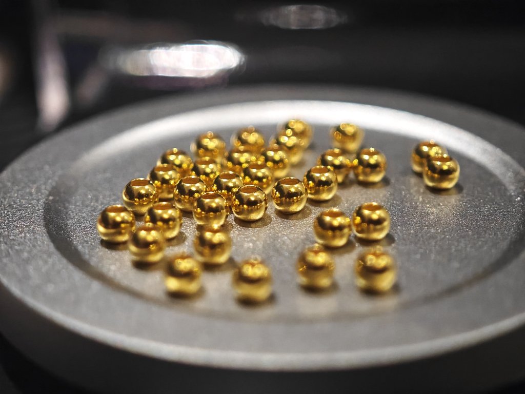 杭州，小金豆、小金珠等黄金制品。