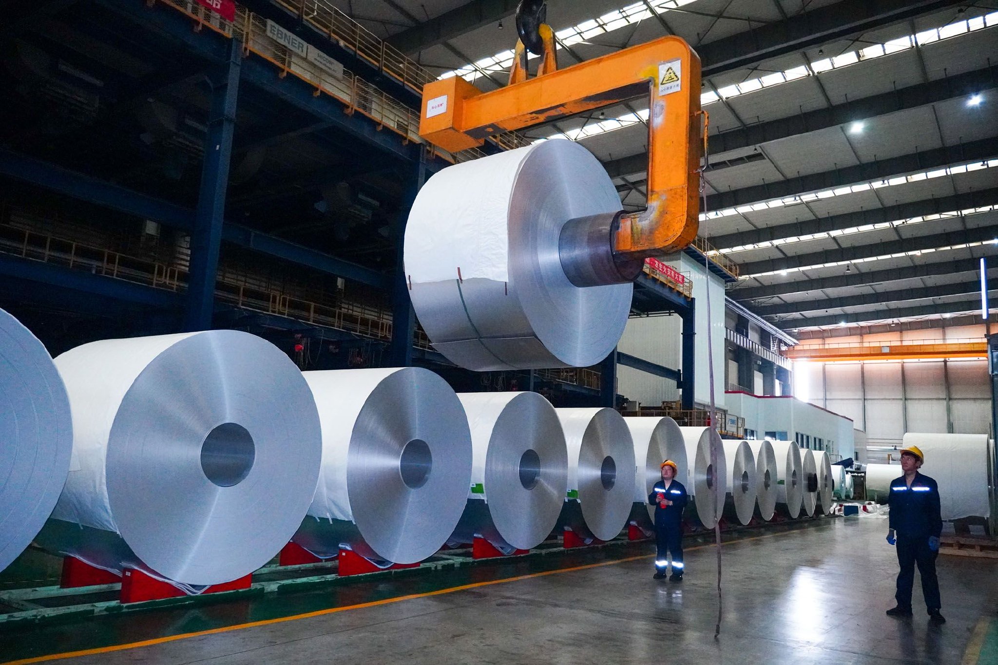 图为南山铝业生产车间。记者　徐速绘　摄