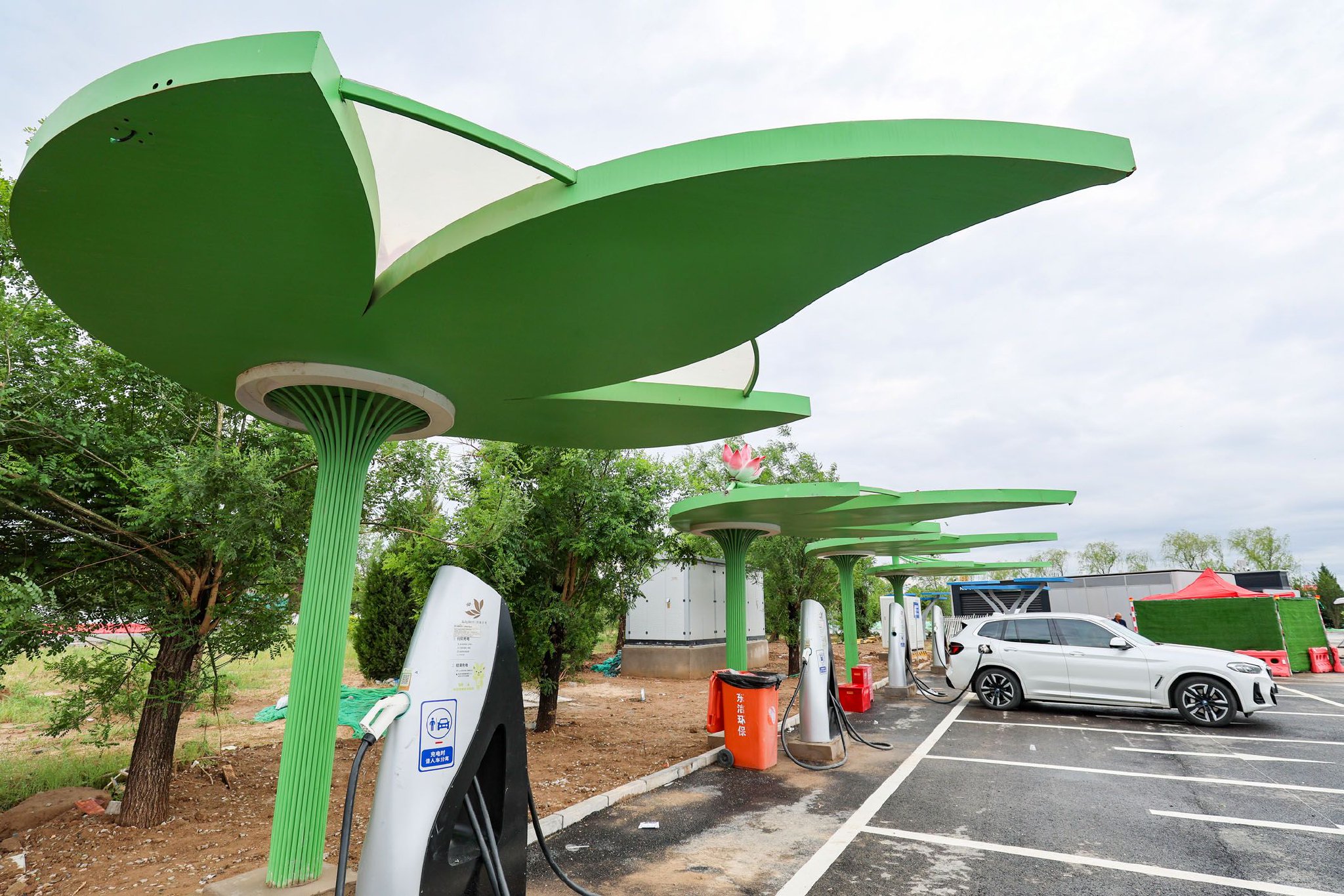 图为新能源车辆在京港澳高速河北段石家庄东服务区的充电区域充电。（资料照片）