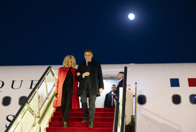 12月3日，马克龙（右）和妻子布丽吉特抵达北京。 图源：新华社