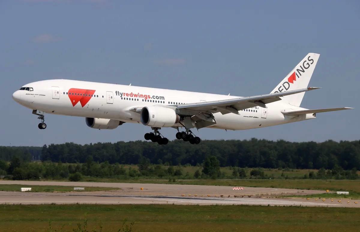 极目新闻:盒马提货券回收-俄一载有400余人波音客机起飞后引擎起火 现已成功降落