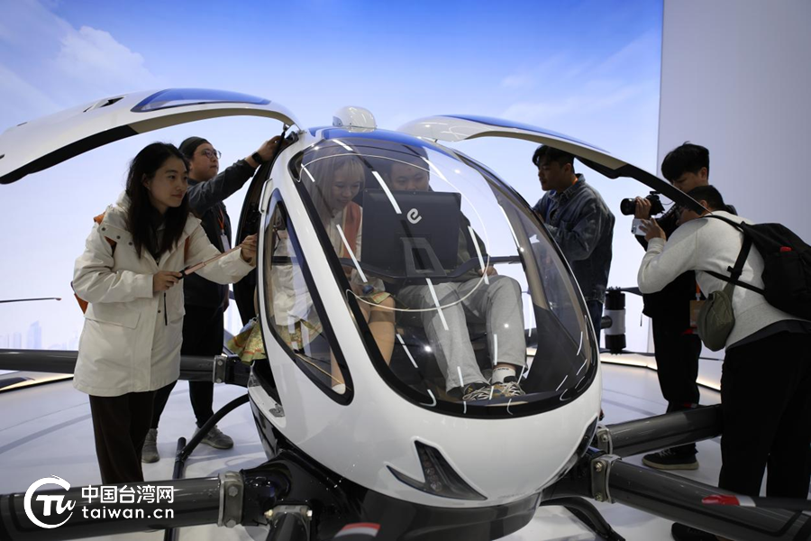 两岸媒体记者参观体验亿航智能EH216-S无人驾驶载人航空器。（中国台湾网记者 刘栋 摄）