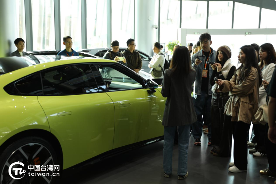 媒体记者在小鹏汽车参观。（中国台湾网记者 刘栋 摄）