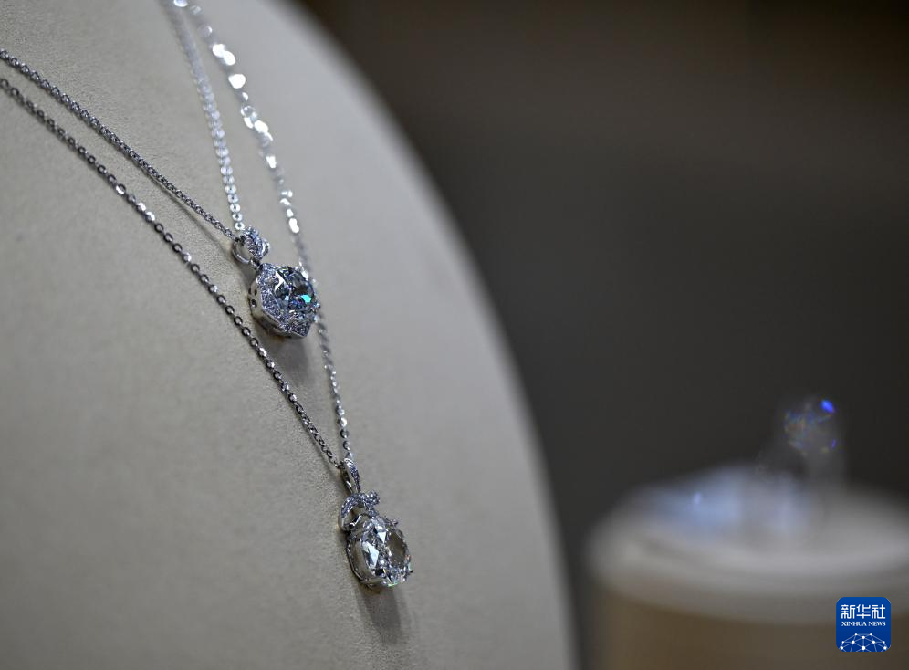 这是力量钻石直营首饰工厂店内售卖的钻石首饰（6月11日摄）。新华社记者 李嘉南 摄