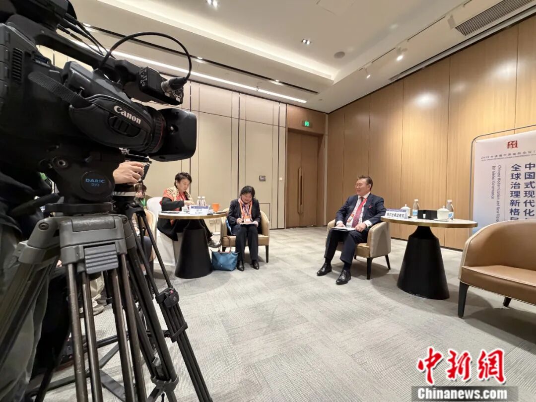 2025年12月1日，特尔比希达格瓦在2025年“读懂中国”国际会议（广州）接受采访。中新社记者 王坚 摄