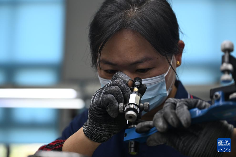 河南省力量钻石股份有限公司工人在查看钻石打磨效果（6月11日摄）。新华社记者 李嘉南 摄