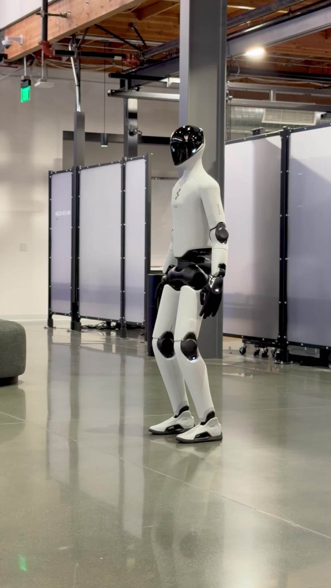 特斯拉之后Figure AI 也秀肌肉：Figure 03 人形机器人跑起来，还是折返跑