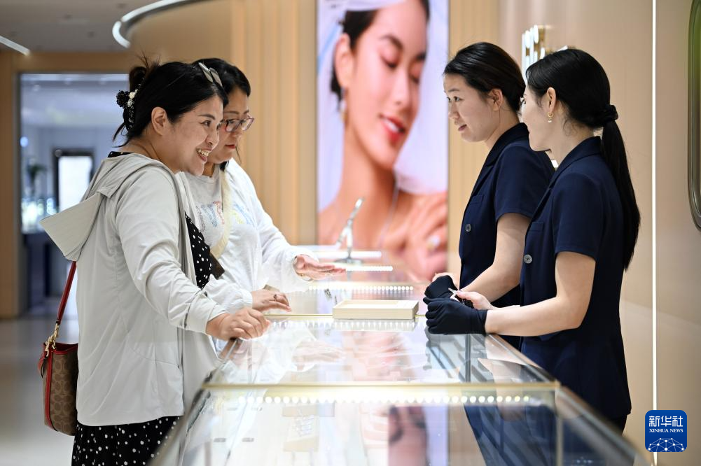顾客在力量钻石直营首饰工厂店选购钻石首饰（6月11日摄）。新华社记者 李嘉南 摄