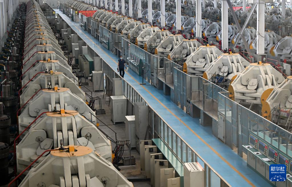 工人在河南省力量钻石股份有限公司培育钻石智能化生产车间作业（6月11日摄）。新华社记者 李嘉南 摄