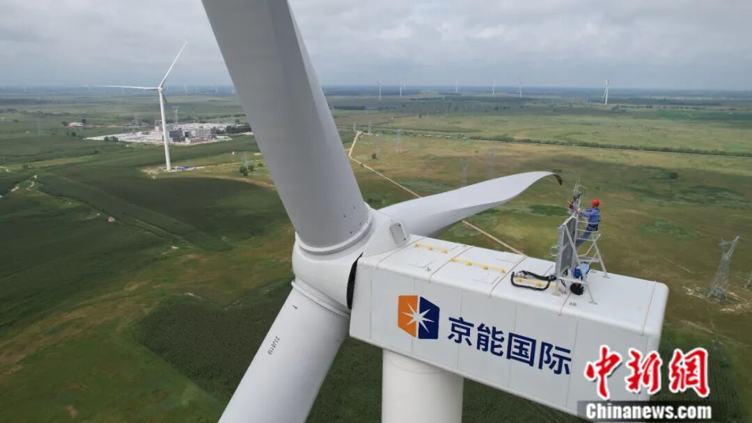 2024年8月19日，内蒙古通辽市科尔沁区，工作人员在110米高的风力发电机上巡检设备。中新社记者 刘文华 摄