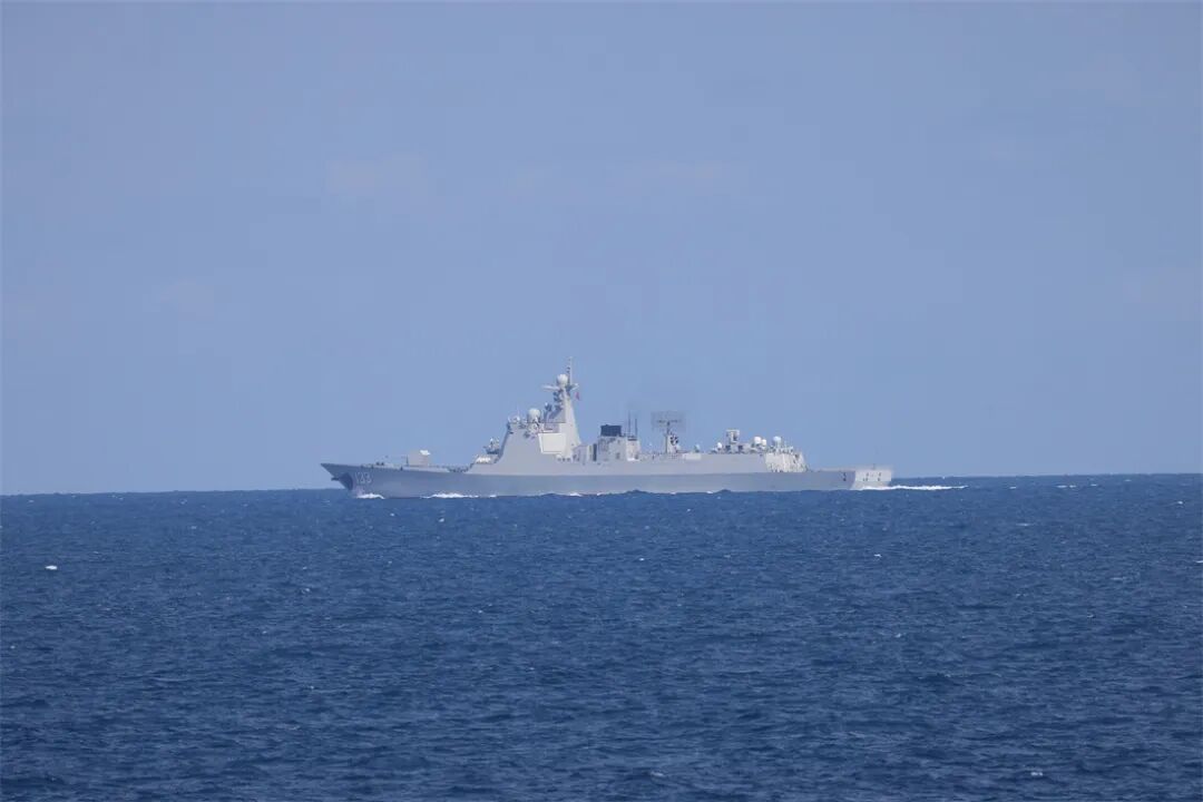 隔空致意！海军989编队与第47批护航编队在远海相遇