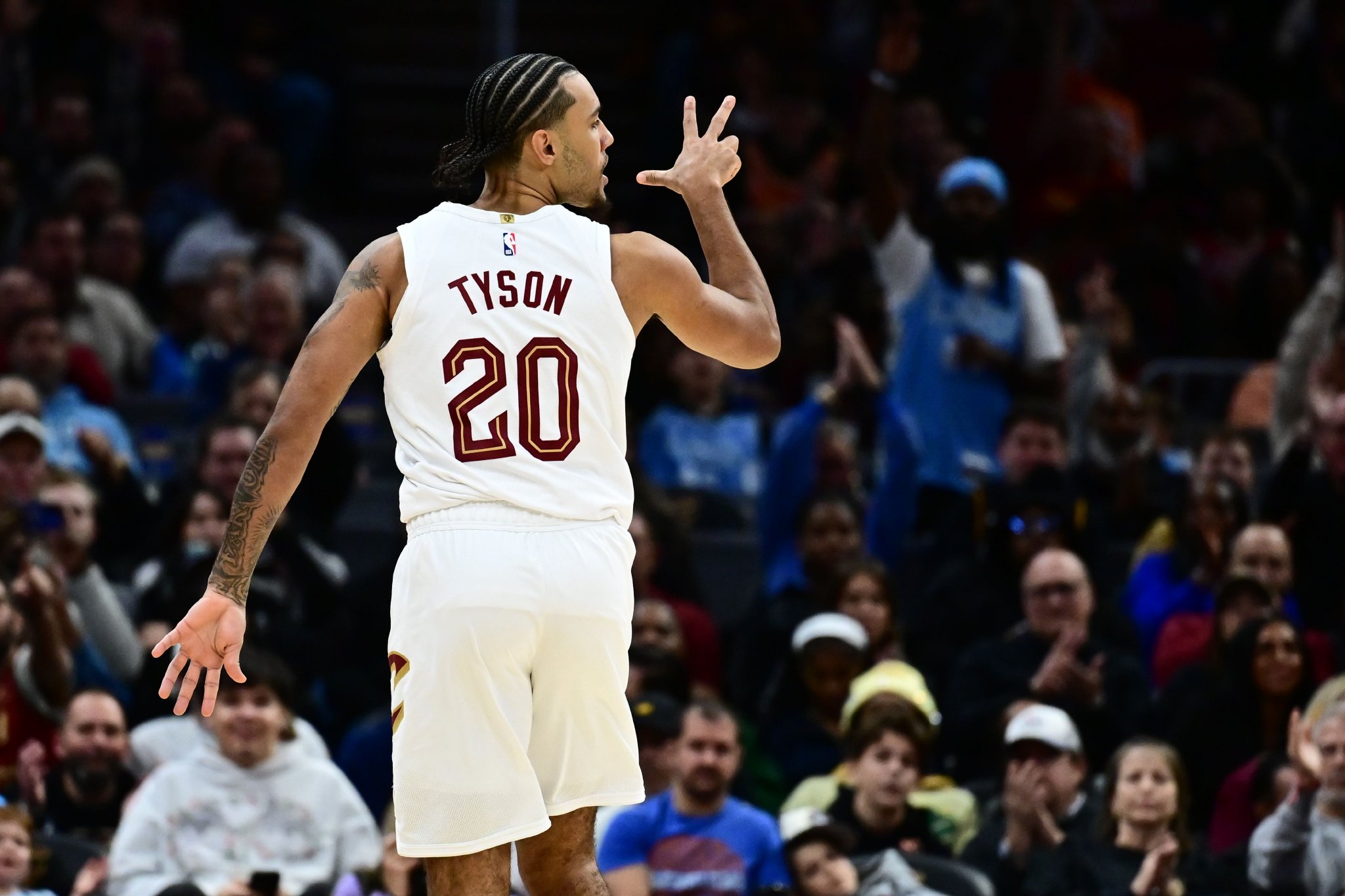 前三节胶着后破局！骑士客场险胜马刺，阿伦 27+10 成赢球关键