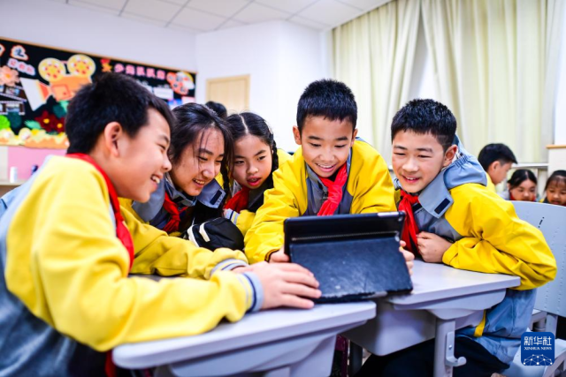 12月3日，杭州市长寿桥岳帅小学的学生在跨学科综合实践课上体验人工智能相关软件。新华社记者 江汉 摄