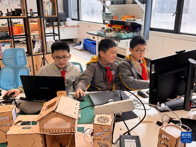 在杭州市钱学森学校的人工智能教室，五年级学生们正调试自己设计的语音控制智能灯。新华社记者郑可意 摄