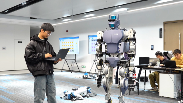 技术人员对人形机器人进行调试（央广网记者邓子依 摄）