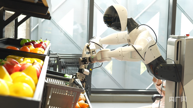 人形机器人在零售应用场景训练（央广网记者邓子依 摄）