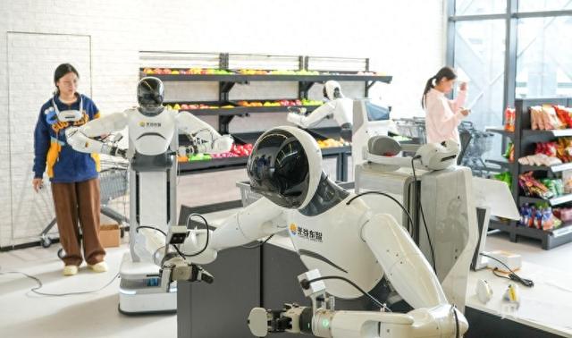 人形机器人在超市零售场景应用训练（央广网记者邓子依 摄）