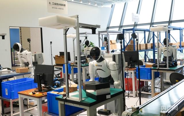 人形机器人在工业流水线场景中进行动作训练（央广网记者邓子依 摄）