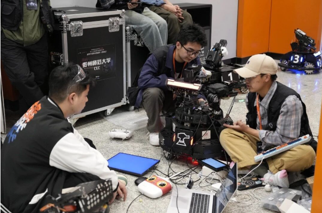 实验班学生正在调试参赛机器人