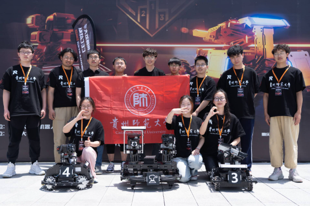 实验班学生参加RoboMaster机甲大师赛