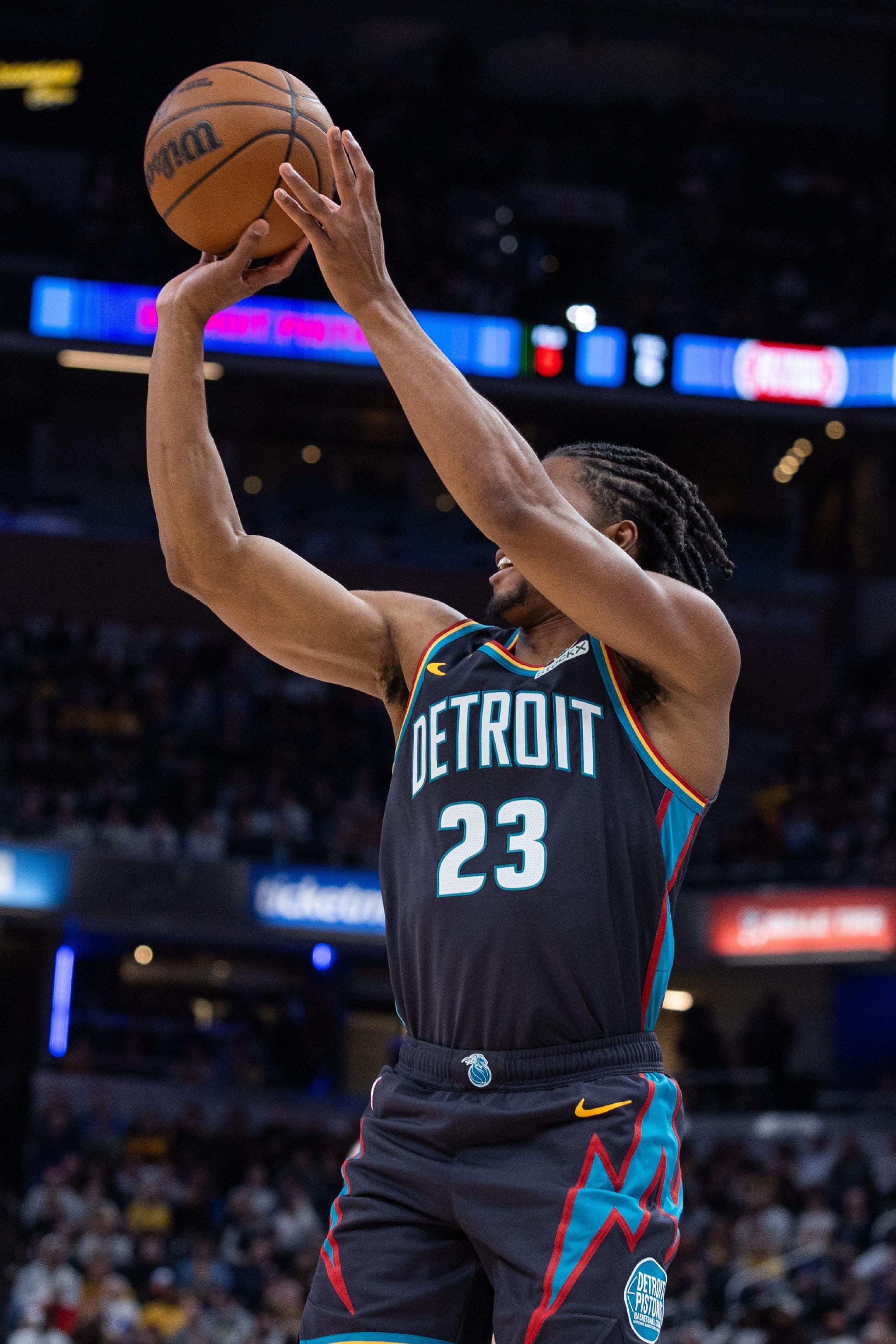 艾维：我命中了几个关键球感觉很棒 我们成功拆解了对手的防守