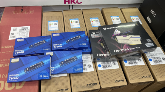 （图为华强北某商家供应的存储居品 杨子晏 摄）