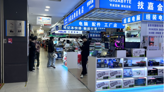 （图为华强北电子寰宇的电脑装机及配件区 杨子晏 摄）