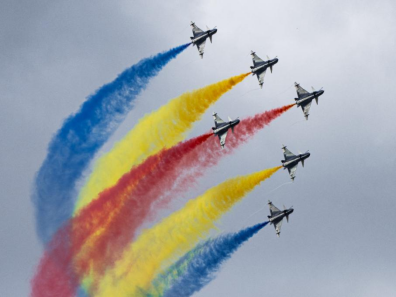 战机的“彩虹魔法”里藏着怎样的硬核浪漫