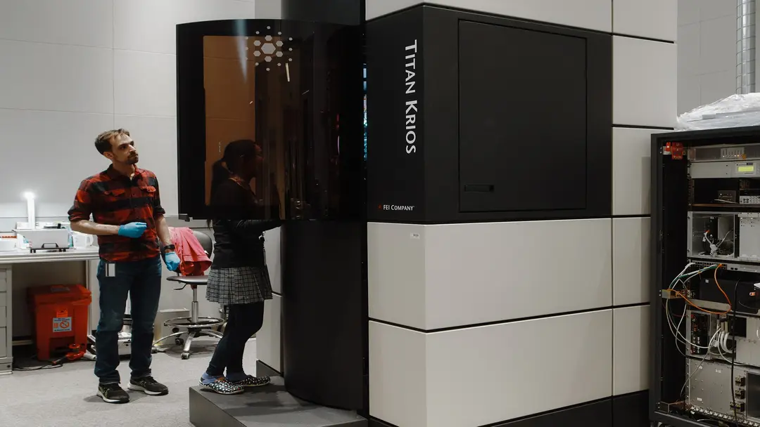 ▲ Janelia 研究园区的一台冷冻电镜仪器图源：HHMI Janelia 研究园区