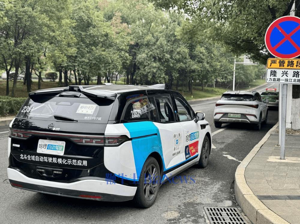 ▲正在运营的哈啰Robotaxi车辆