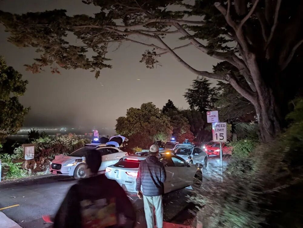 ▲50辆Waymo Robotaxi堵死旧金山一条死胡同（图源网络）