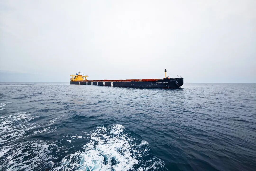 中铝集团投资的西芒杜项目首船铁矿石成功发运