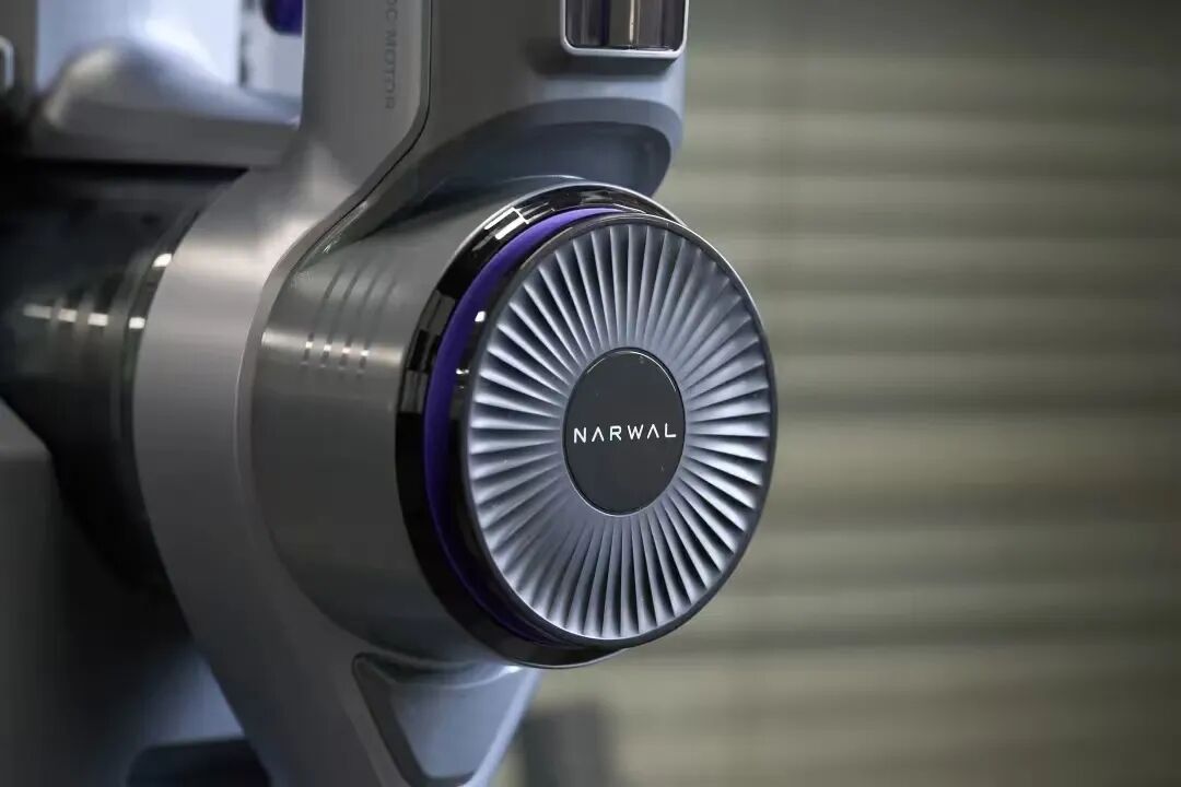 云鲸吸尘器（雷科技摄制）