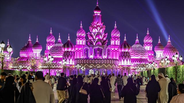 2024年11月2日，人们在阿联酋迪拜一处购物中心游览。 新华社/法新 图