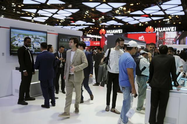 2024年10月17日，在阿联酋迪拜，人们在第44届海湾信息和通信技术展现场参观。 新华社记者 段敏夫 摄