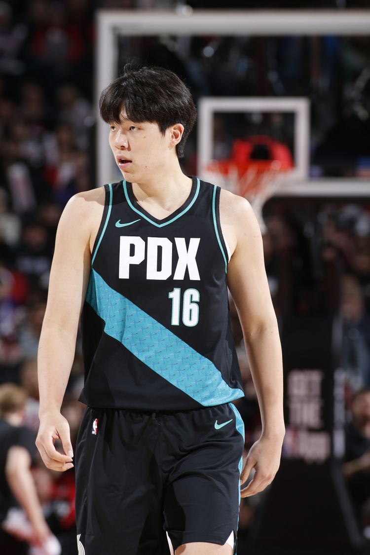 青岛媒体：杨瀚森的确没有达到NBA先发中锋水平 但其进步有目共睹