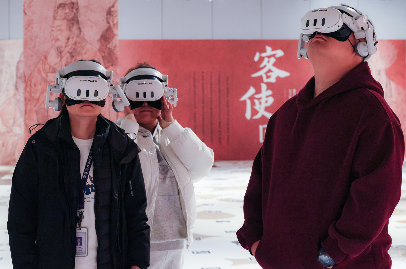 ▲观众在陕西历史博物馆秦汉馆内戴着VR设备观看壁画展 图据视觉中国